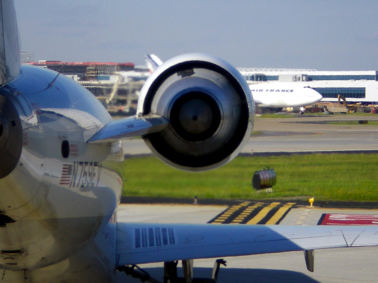 視頻丨美國(guó)航空一客機(jī)發(fā)動(dòng)機(jī)起火返航，無(wú)人受傷