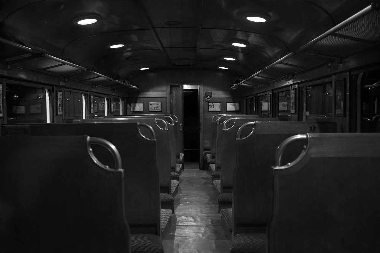 31度都不夠，什么溫度才可以讓列車開門破窗？