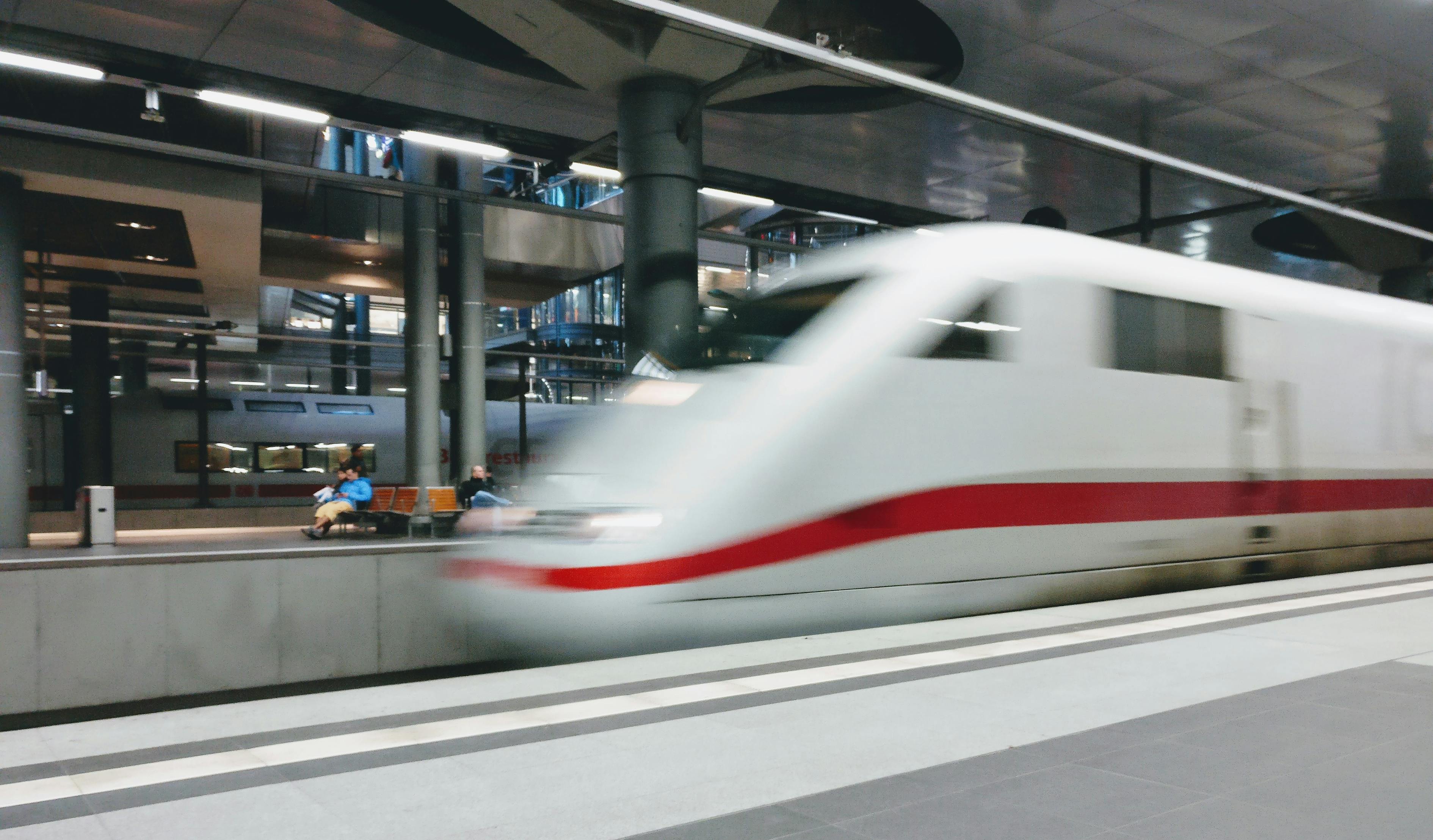 旅客突然跳入股道致列車晚點(diǎn)，鐵路杭州站通報