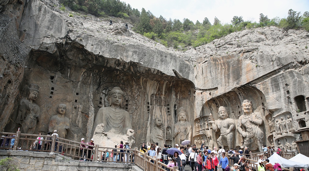 官方通報(bào)游客在洪崖洞景區(qū)遭違規(guī)攬客：對(duì)唐某行政罰款，限制從業(yè)
